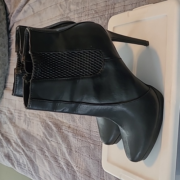 Mia Carnaby Stiletto booties - Picture 1 of 8